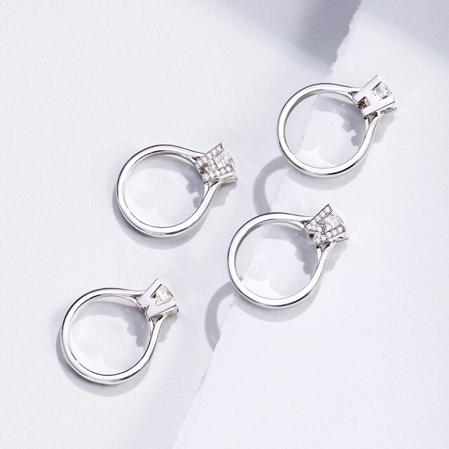 Harry Winston 更特為 1 卡以上的鑽石戒指款，以極細微密釘鑲嵌技術，於 HW LOGO 底座鋪滿細小而閃爍的鑽石