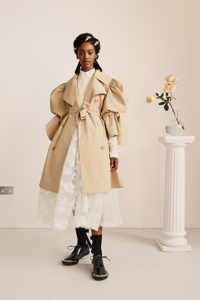H&M x Simone Rocha 系列同時有推出 trench coat 設計