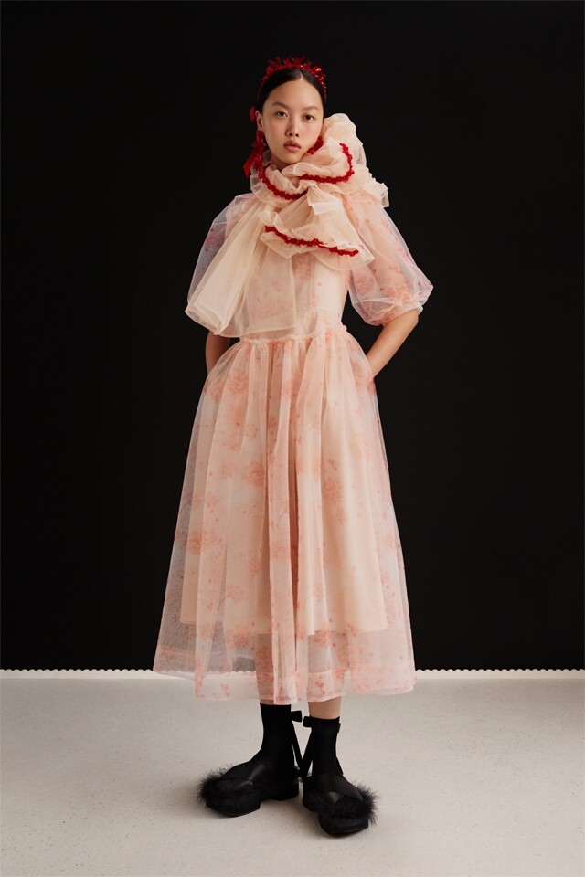 H&M x Simone Rocha 粉紅色薄紗連身裙，配上同色系 scarf，更能為造型帶來層次感。