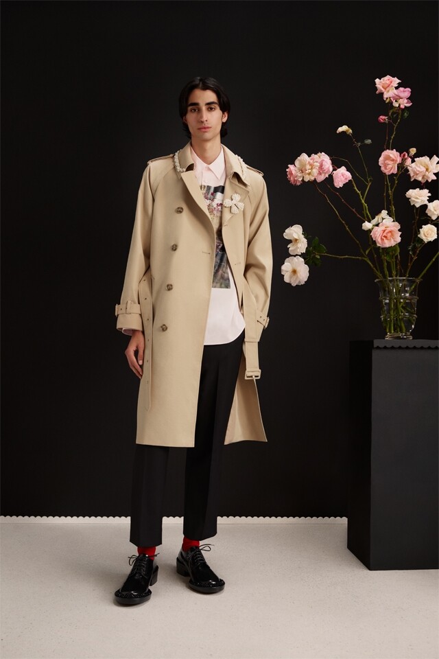 H&M x Simone Rocha 聯乘系列首推男裝，同樣地推出了可穿性高的 trench coat，襯上飾珍珠的胸針，為男裝帶來新鮮感。