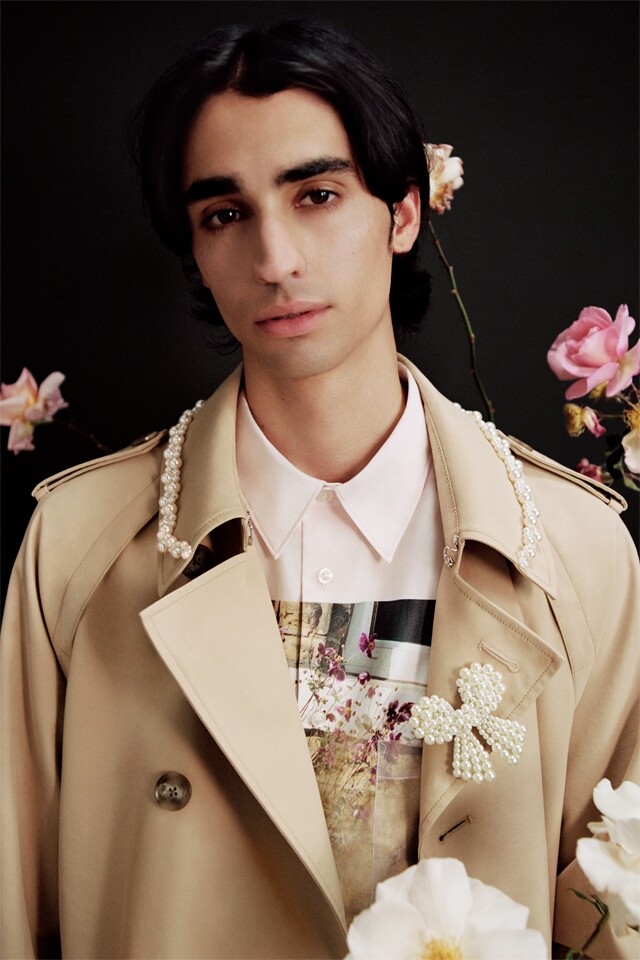 H&M x Simone Rocha 男裝 trench coat 領邊綴有珍珠，具有難以言喻的王子氣勢。