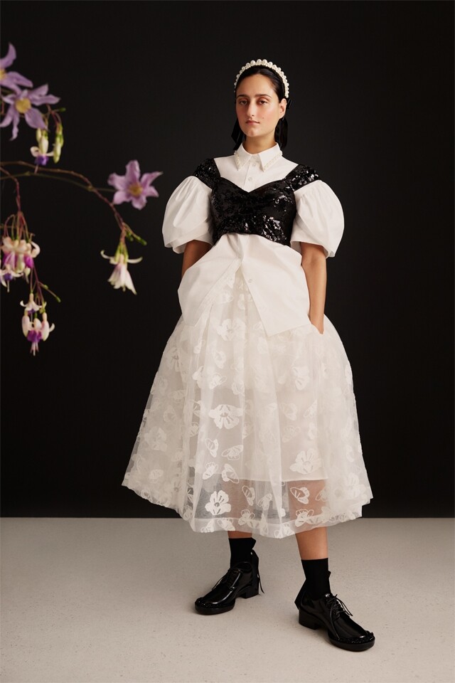 H&M x Simone Rocha 白色半截裙，襯上黑色亮片 bra top，型格而具女人味。