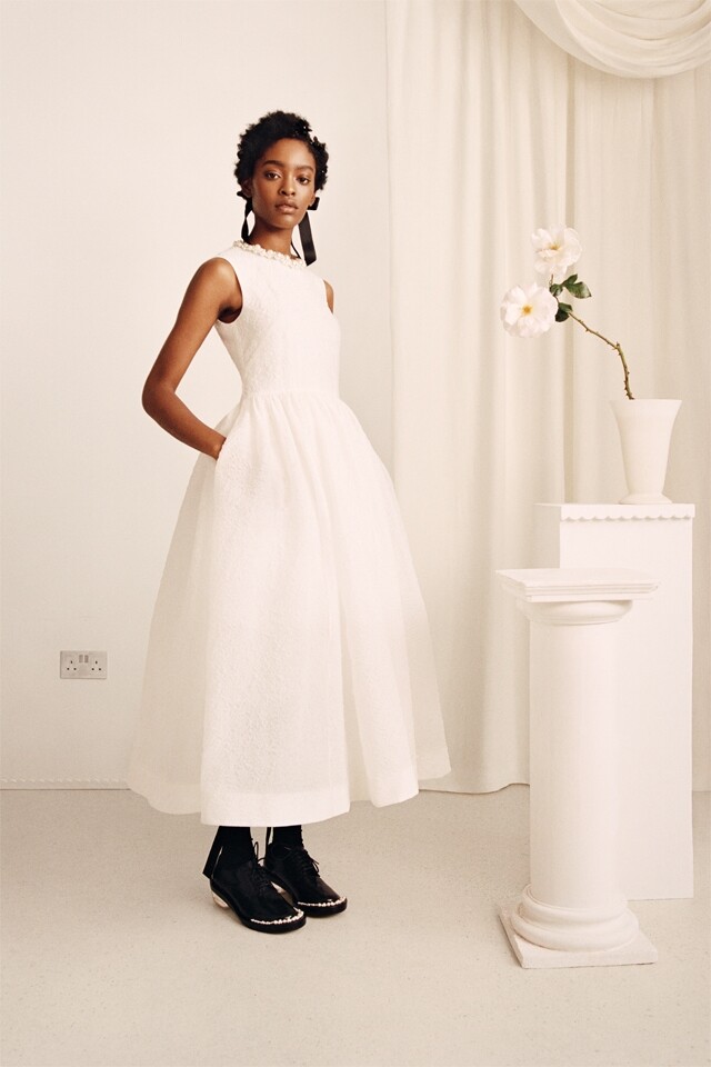 H&M x Simone Rocha 白色連身裙，綴上珍珠珠飾，絕對是輕婚紗的選擇。