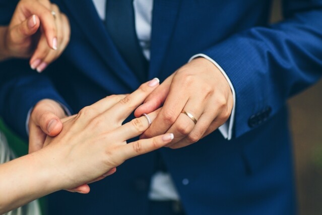 如何挑選一對完美的結婚對戒？教你根據手指形狀、膚色選擇最適合款式