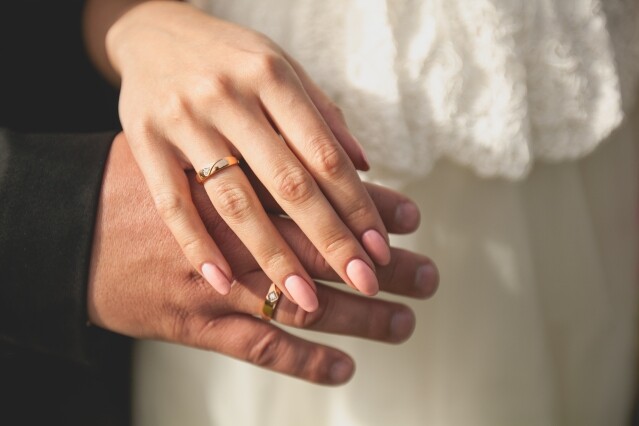 「結婚對戒」和「訂婚戒指」有甚麼不同？