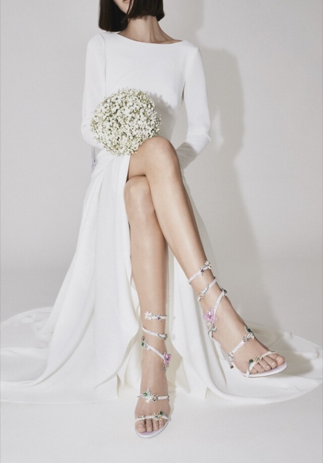 涼鞋設計的婚鞋，用作配襯短身的婚紗更為有助修飾雙腿線條。Rene Caovilla 縛腳式涼鞋婚鞋。