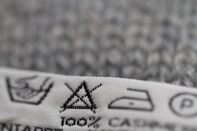 在清洗前，先要確認自己的衣服是否含有茄士咩（Cashmere）成分。可從衣服內的標籤查閱，或參照﻿洗衣標籤進行清洗動作。