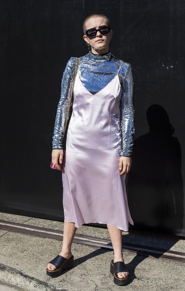 若想更搶眼,以珠片上衣襯吊帶連身裙,作為 party wear 都是不錯的選擇。 若想更搶眼,以珠片上衣襯吊帶連身裙,作為 party wear 都是不錯的選擇。
