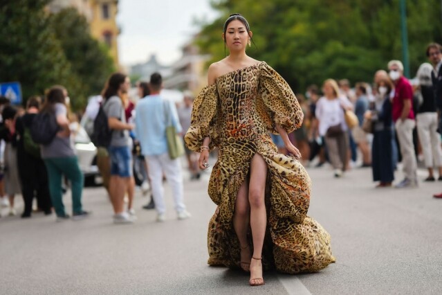 荷李活星級造型師 Law Roach 為 Jaime Xie 準備了一襲古董 Roberto Cavalli 晚裝裙