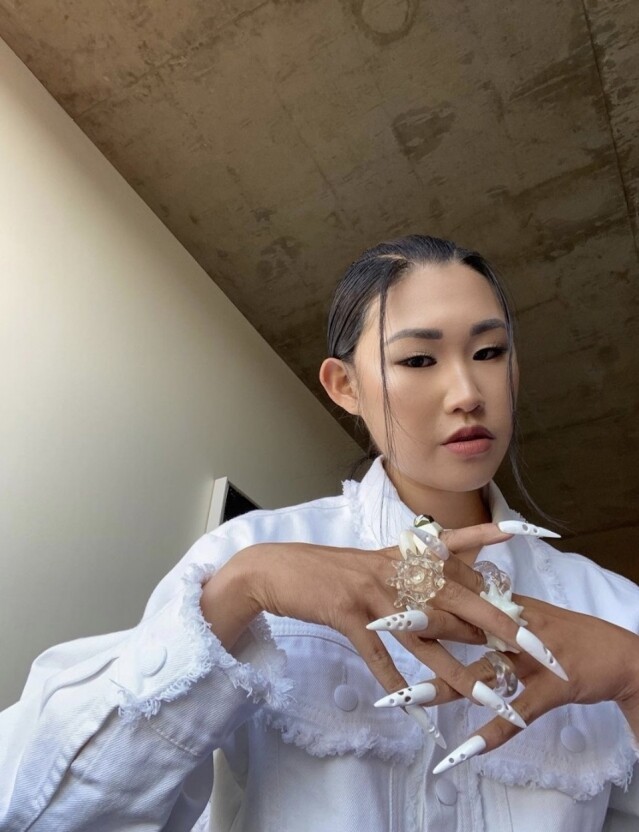 除了穿搭外,長長尖形的指甲都 Jaime Xie 的標記。 除了穿搭外,長長尖形的指甲都 Jaime Xie 的標記。