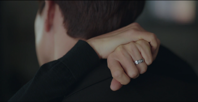 這雙結婚戒指是 Tiffany & Co. 的 Tiffany T 系列。