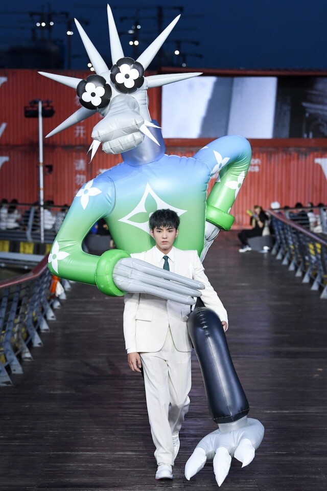 吳亦凡更曾經為 Louis Vuitton 客串當模特兒行騷。