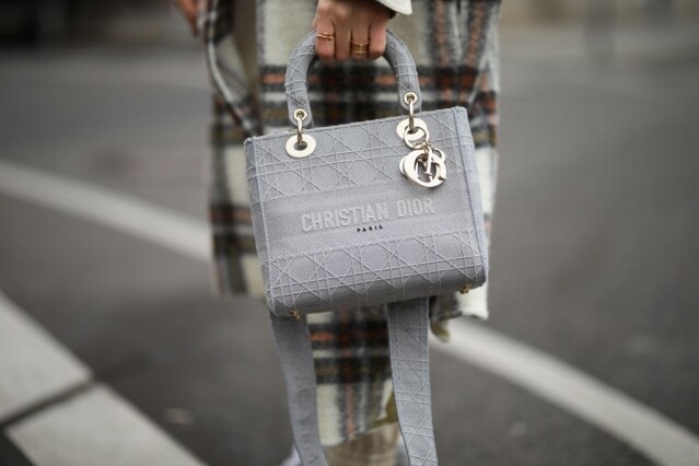 Lady Dior 手袋上的 “Cannage” 圖案縫線，靈感源自法國傳統的編織工藝
