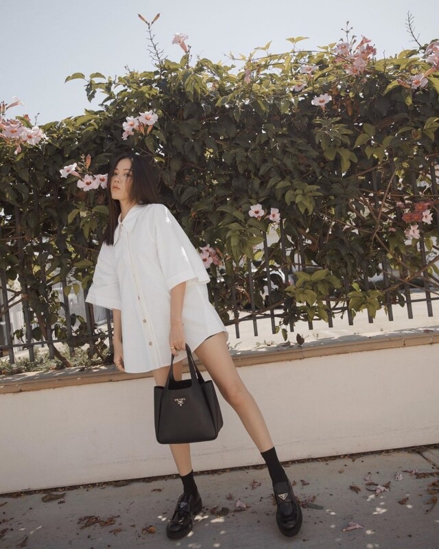 厚底 loafers 比較厚重,穿上 oversized 的衣服直接當 one-piece 露出雙腿線條也可避免下身顯得笨重 厚底 loafers 比較厚重,穿上 oversized 的衣服直接當 one-piece 露出雙腿線條也可避免下身顯得笨重
