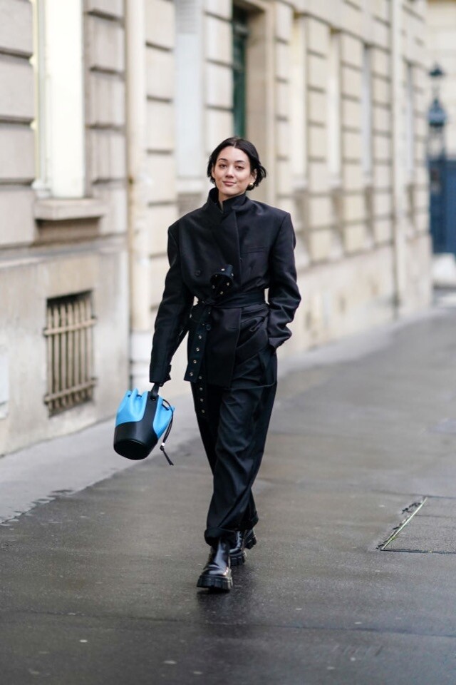 時裝人穿起一身 boyish 的闊膊西裝套裝造型，再用上冰藍色配黑色的 Ballon Bag，整體感覺毫不突兀之餘