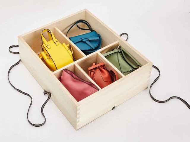 Loewe 的設計總監 Jonathan Anderson 2 月時於 Instagram 上載了一幅 Loewe 手袋禮盒的照片