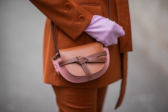 馬鞍形的 Gate Bag，首次於 2018 年登出，辨識度高的外型加上袋前精緻的繩結，令它馬上成為了 Loewe 熱門手袋款式。