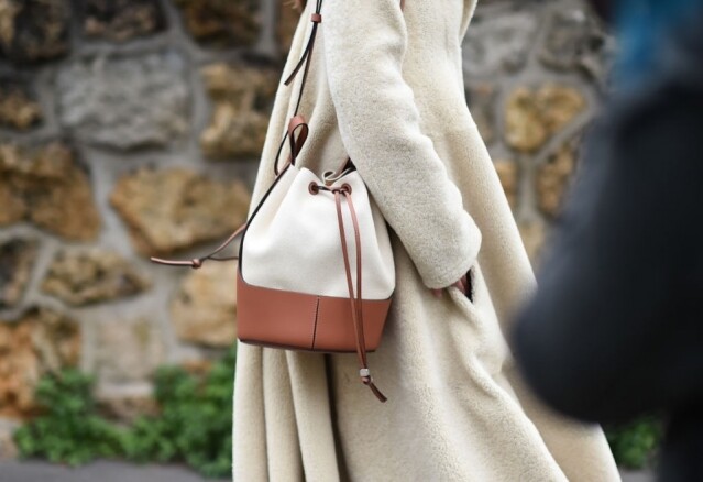相比其他 Loewe 手袋,Balloon Bag 是相對較新鮮的設計,於 2020 春夏時裝周首次曝光。 相比其他 Loewe 手袋,Balloon Bag 是相對較新鮮的設計,於 2020 春夏時裝周首次曝光。