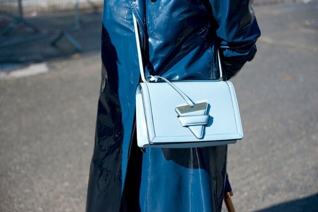 2020 年,Loewe 提升了 Barcelona Bag 的設計,推出軟熟荔枝紋牛皮代替硬身牛皮的 Barcelona Soft Bag,手袋更呈輕柔感。 2020 年,Loewe 提升了 Barcelona Bag 的設計,推出軟熟荔枝紋牛皮代替硬身牛皮的 Barcelona Soft Bag,手袋更呈輕柔感。