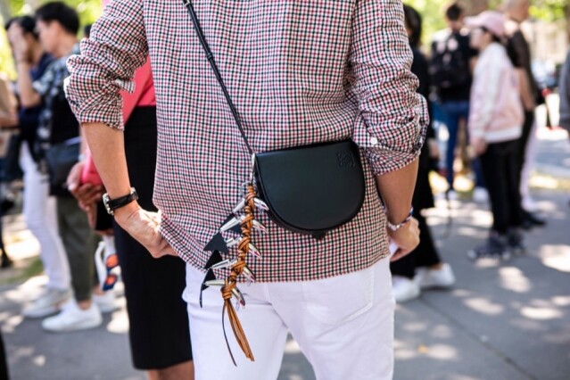 Heel Bag 亦是一款 Loewe 人門級的手袋，內裡有卡片間隔，既可作 weekend hang out 的 mini bag，亦可當作上肩的銀包。