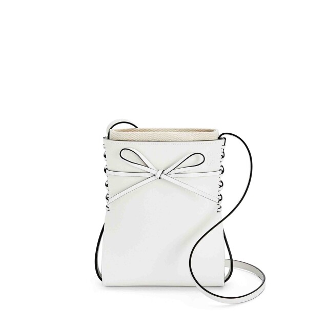 於 2020 秋冬系列推出的 Ikebana bag，外型甜美小巧