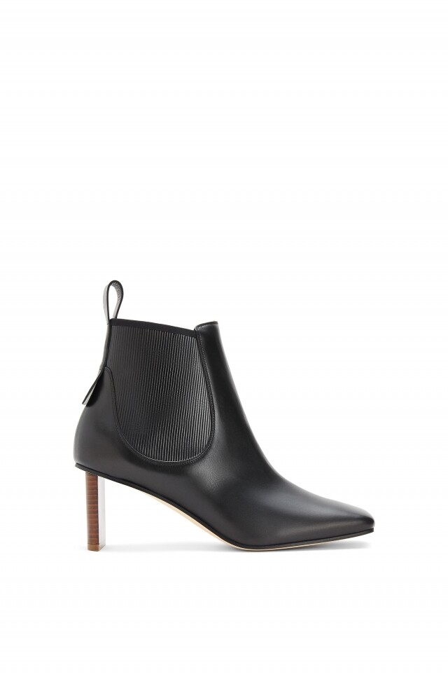 黑色短靴從來都是衣櫃的必備品，而這一對結合 Chelsea boots 設計的 Loewe 短靴