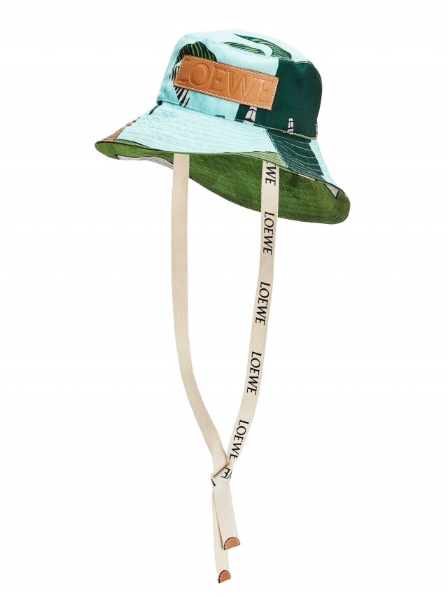 配上特長 logo 索繩設計的漁夫帽，一向是 Loewe 的經典設計