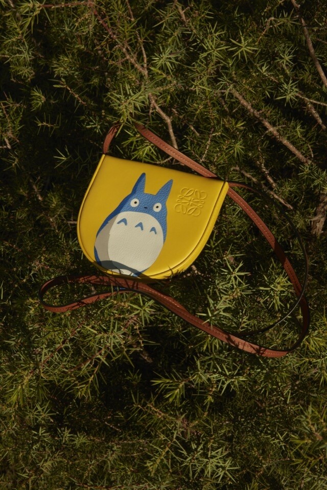 Loewe x My Neighbor Totoro 特別系列除手袋外，小配件都是一大亮點，半圓型 Heel Bag 系列綴上了龍貓圖案，趕上 mini bag 熱潮。