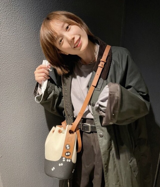 日本女星本田翼快人一步用上了 Loewe x My Neighbor Totoro 特別系列的 Balloon bag
