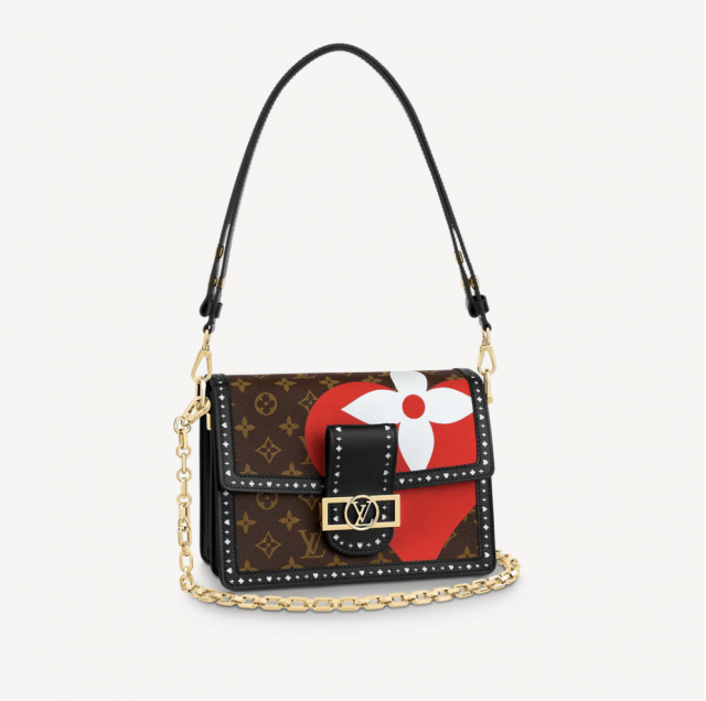 經典的 Dauphine 手袋都套用了撲克牌圖案。$32,000 經典的 Dauphine 手袋都套用了撲克牌圖案。$32,000
