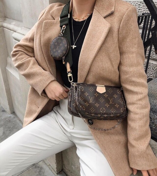 原始版本的 Multi Pochette Accessoires,由兩個不同大小的 Monogram 長方型小袋作基礎,並在肩袋上飾上圓形的散紙包,形成一個多間隔的小手袋 原始版本的 Multi Pochette Accessoires,由兩個不同大小的 Monogram 長方型小袋作基礎,並在肩袋上飾上圓形的散紙包,形成一個多間隔的小手袋