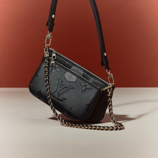 這兩款 Multi Pochette Accessoires 以皮革揹帶取代原本的提花布織揹帶,並減去了圓形的散紙包,感觀上與其他同系列的設計更與別不同 這兩款 Multi Pochette Accessoires 以皮革揹帶取代原本的提花布織揹帶,並減去了圓形的散紙包,感觀上與其他同系列的設計更與別不同