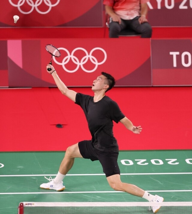 香港羽毛球代表伍家朗參加東京奧運時，因為未有球衣贊助，以 Lululemon 黑色運動衫出賽一事引來一輪風波。