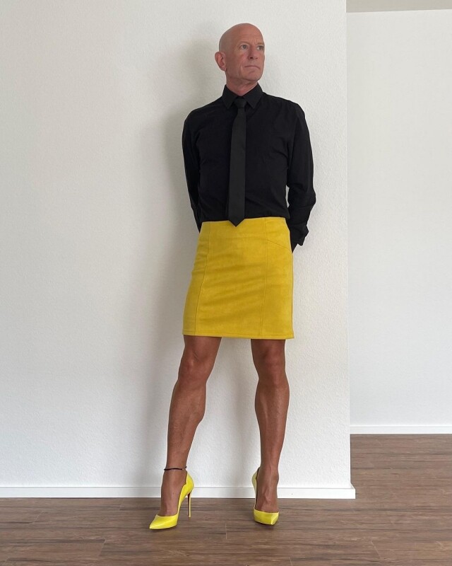 黃色窄身短裙的 Mark Bryan
