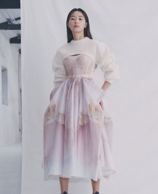 全智賢早前更是穿上了 Alexander McQueen 新季的粉色設計，40+ 的她穿粉色同樣沒有違和感。