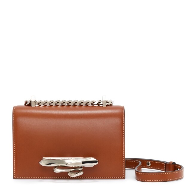 啡色設計的 Jewelled Satchel 手袋,更是長青百搭,值得入手配襯不同造型。 啡色設計的 Jewelled Satchel 手袋,更是長青百搭,值得入手配襯不同造型。