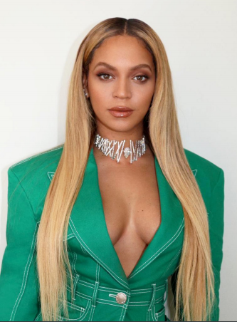 Beyoncé 於超級碗 （Super Bowl）中戴上 Valérie 為她設計的鑽石項鏈。