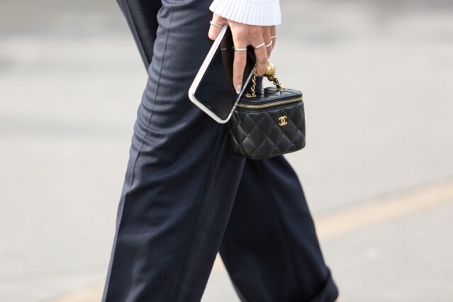 一提到 Chanel 手袋，都會知道是不少人心目中的 wishlist，而近期 Chanel 亦推出了不少迷你手袋，一推出即掀起了搶購熱。