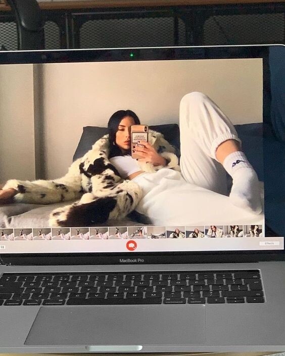 創意「對鏡自拍」點子:Macbook 當鏡子 創意「對鏡自拍」點子:Macbook 當鏡子