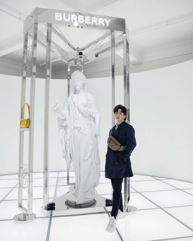 Mirror 最常穿的外套絕對是乾濕褸!「乾濕褸天團」哪位成員將 Trench Coat 駕馭得最好? Mirror 最常穿的外套絕對是乾濕褸!「乾濕褸天團」哪位成員將 Trench Coat 駕馭得最好?