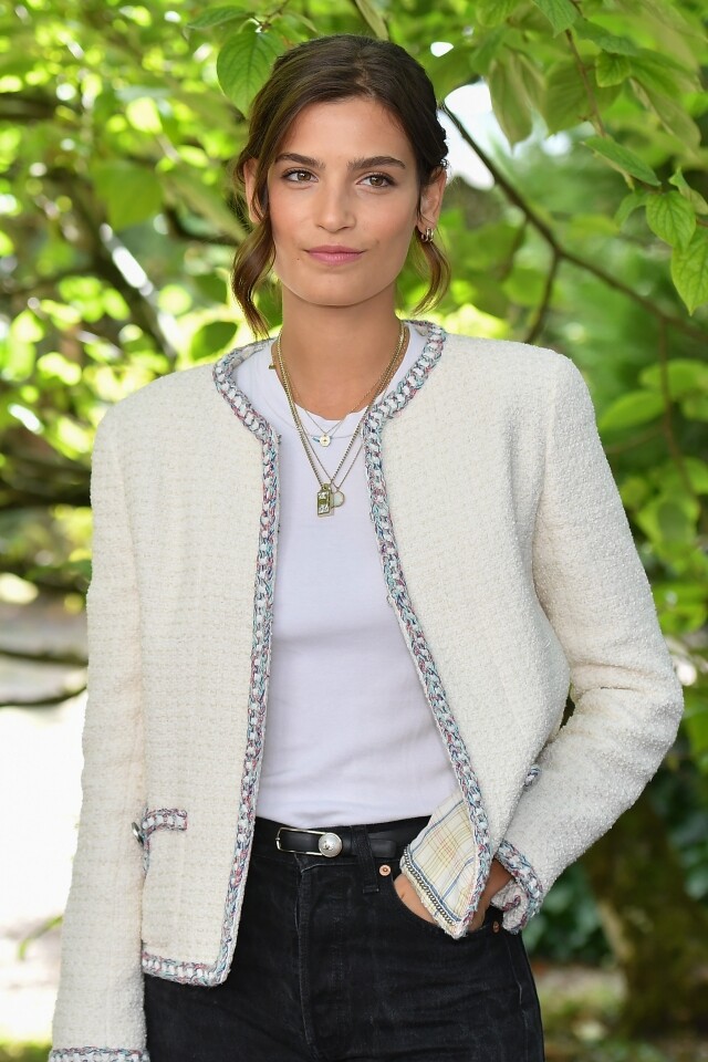 Chanel Tweed Jacket 百搭易於配襯，Alma Jodorowsky 便是一好例子。