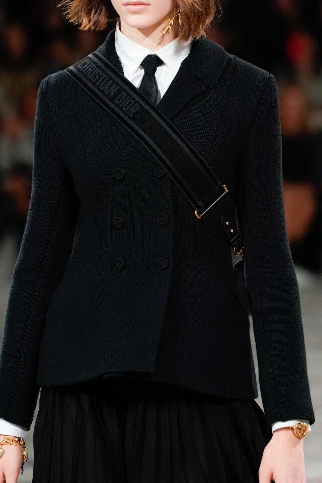 Dior Bar Jacket 是品牌經典的設計,於新一季更是有變奏成針織版本,更具年輕感。 Dior Bar Jacket 是品牌經典的設計,於新一季更是有變奏成針織版本,更具年輕感。