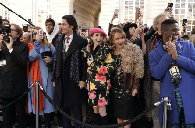 Netflix 新劇《Emily in Paris》服飾品牌大公開：以 Chanel、Dior 與中價品牌混搭出高級感造型
