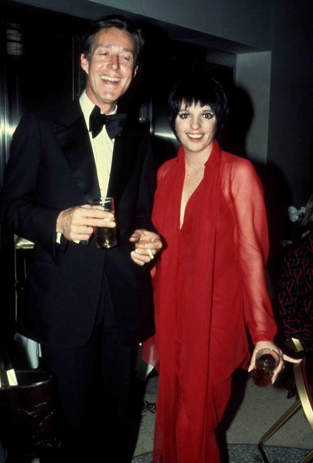 Halston 的摯友 Liza Minnelli 在劇集《Halston》中由 Krysta Rodriguez 飾演 Halston 的摯友 Liza Minnelli 在劇集《Halston》中由 Krysta Rodriguez 飾演
