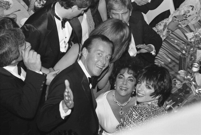 Halston 亦在 Studio 54 結識許多明星、名媛,成功將他的時尚概念普及開去 Halston 亦在 Studio 54 結識許多明星、名媛,成功將他的時尚概念普及開去