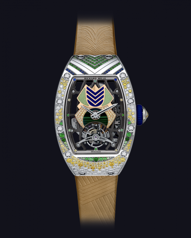 綠瑪瑙的含意關乎能量與動感，為象徵活力的「 Carmen 」脆錶注入生氣——寶石是錶盤的主素材，另外配上孔雀石、青金石，石榴石、橄欖石和藍寶石，讓腕錶的氣勢更逼人。
