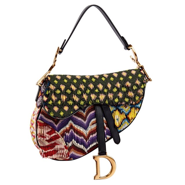 Dior Saddle Bag 又名「馬鞍袋」,由前任藝術總監 John Galliano 設計,於 2000 年時首次面世 Dior Saddle Bag 又名「馬鞍袋」,由前任藝術總監 John Galliano 設計,於 2000 年時首次面世