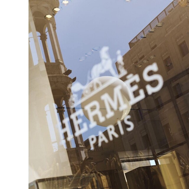 位於巴黎 rue de Sevres 的分店,設有 cafe 及書店,而且還有 Petit h 系列的專屬空間。 位於巴黎 rue de Sevres 的分店,設有 cafe 及書店,而且還有 Petit h 系列的專屬空間。