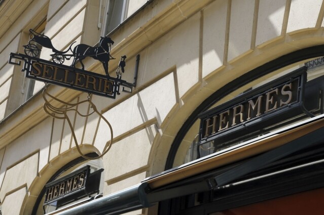別以為 Hermes 是家族生意，個個含著金鎖匙出世，原來 Artisitic Director Pierre Alexis Dumas，即第 6 代傳人，是奉了爸爸 Jean-Louis Dumas 的命由低做起的。