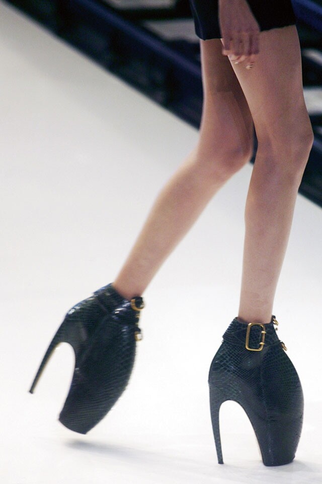 Alexander McQueen 生前最後一個系列，2010 春夏系列出現了一對改變了歷史鞋履，名為「Armadillo」